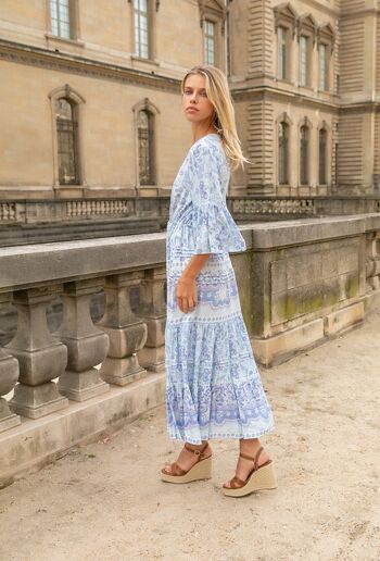 Robe longue à imprimé fleuri boutonnée devant et col V 3