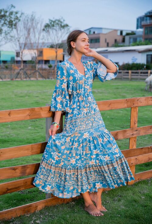 Robe longue à imprimé fleuri boutonnée devant et col V