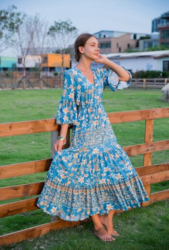 Robe longue à imprimé fleuri boutonnée devant et col V 1