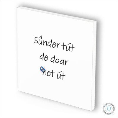 Friese kaart | kaart & tegeltje ineen | 3 mm dik | forex | "Sûnder tút de doar net út" (zonder kus de deur niet uit)