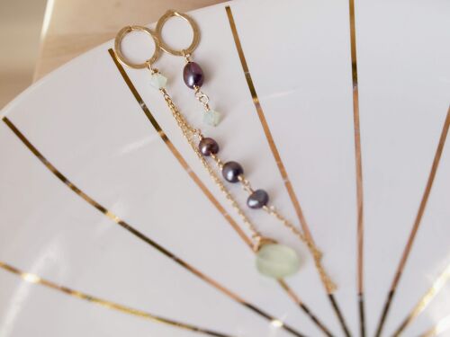 Mismatch Boucles d'oreilles avec precieuse pierre phérénite verte, perles noires et cristaux de chrysolite Swarovski, goujon de cerceau martelé, boucles d'oreilles longues et courtes