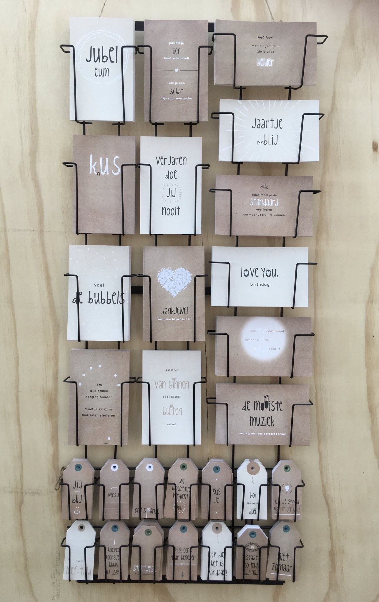 COMBI – 210 Paper Wishes & 280 Singers – Wanddisplay