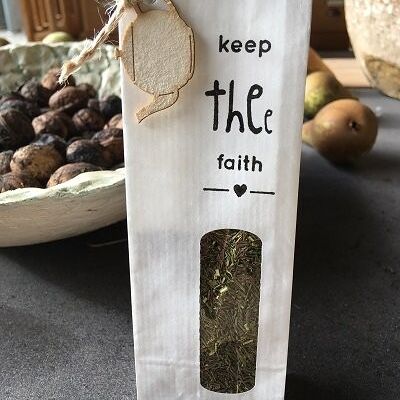 Keep THEe Faith – mit Bio-Tee „ohne Atem“.