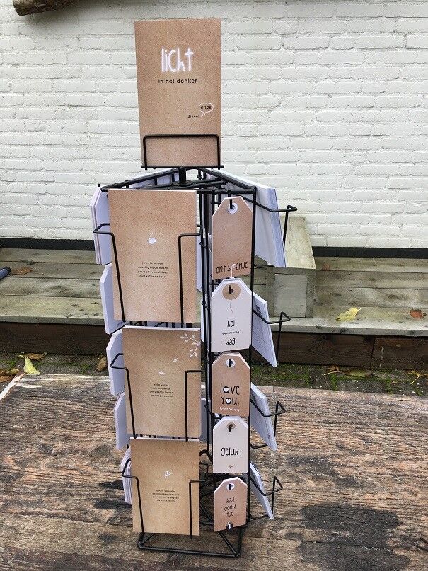 Expositor con 150 deseos de papel y 300 cantantes