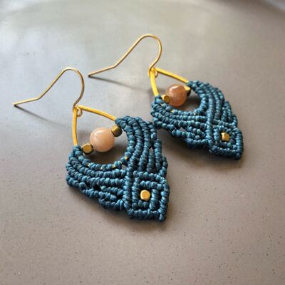 Boucles d'oreilles en macramé en forme de larme bleu sarcelle avec pièce maîtresse en pierre de soleil