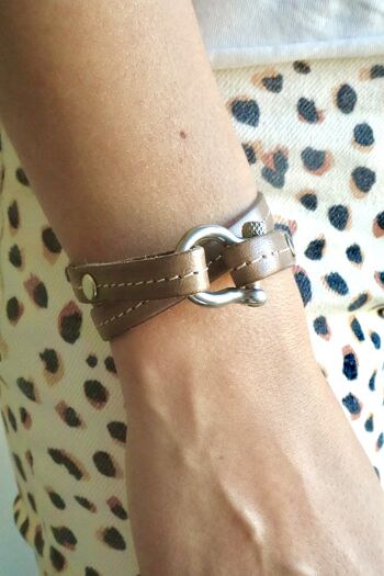 Bracelet cuir taupe style Hermès manille acier 3