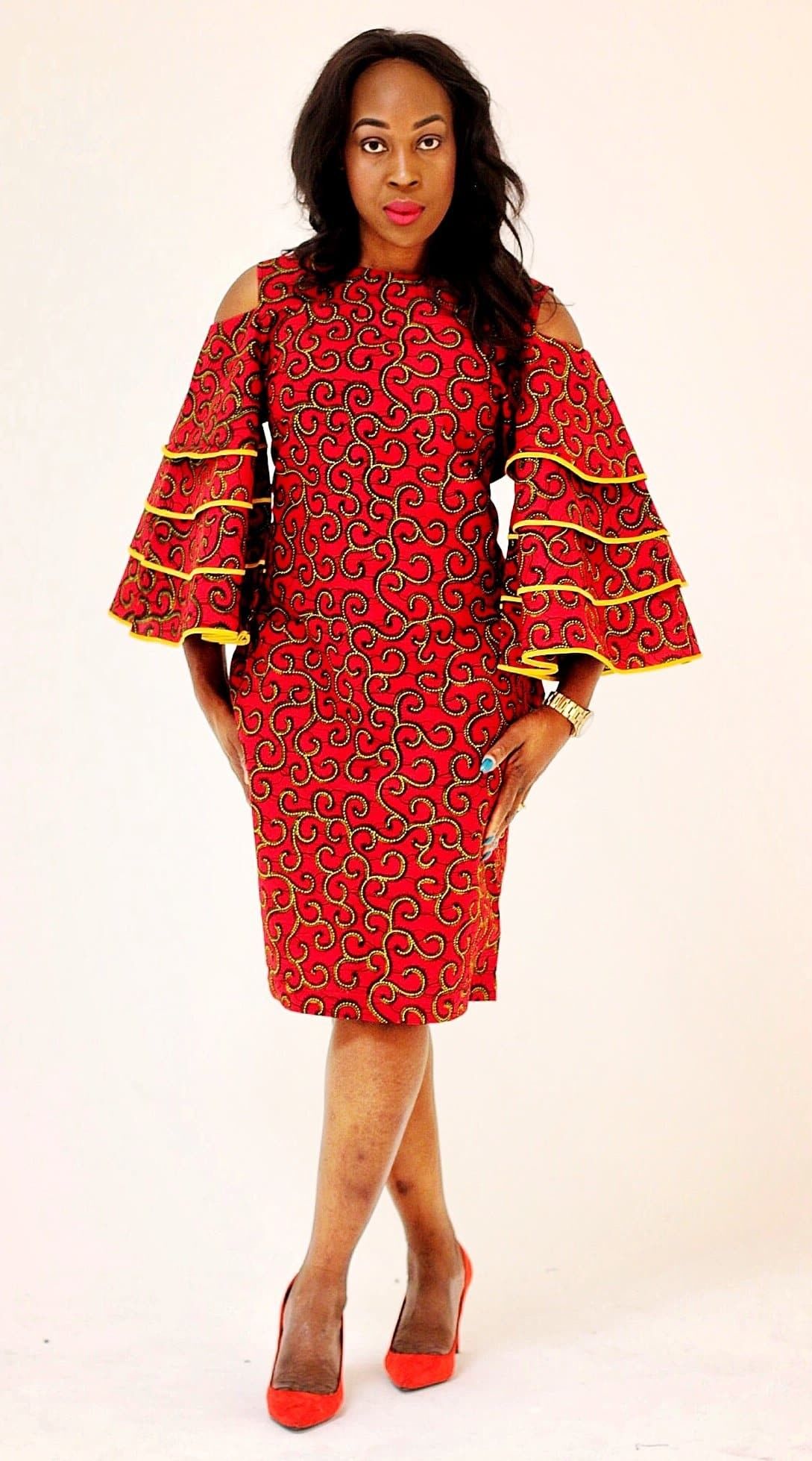 Afrikanisches Kleid mit Ankara-Glockenärmeln