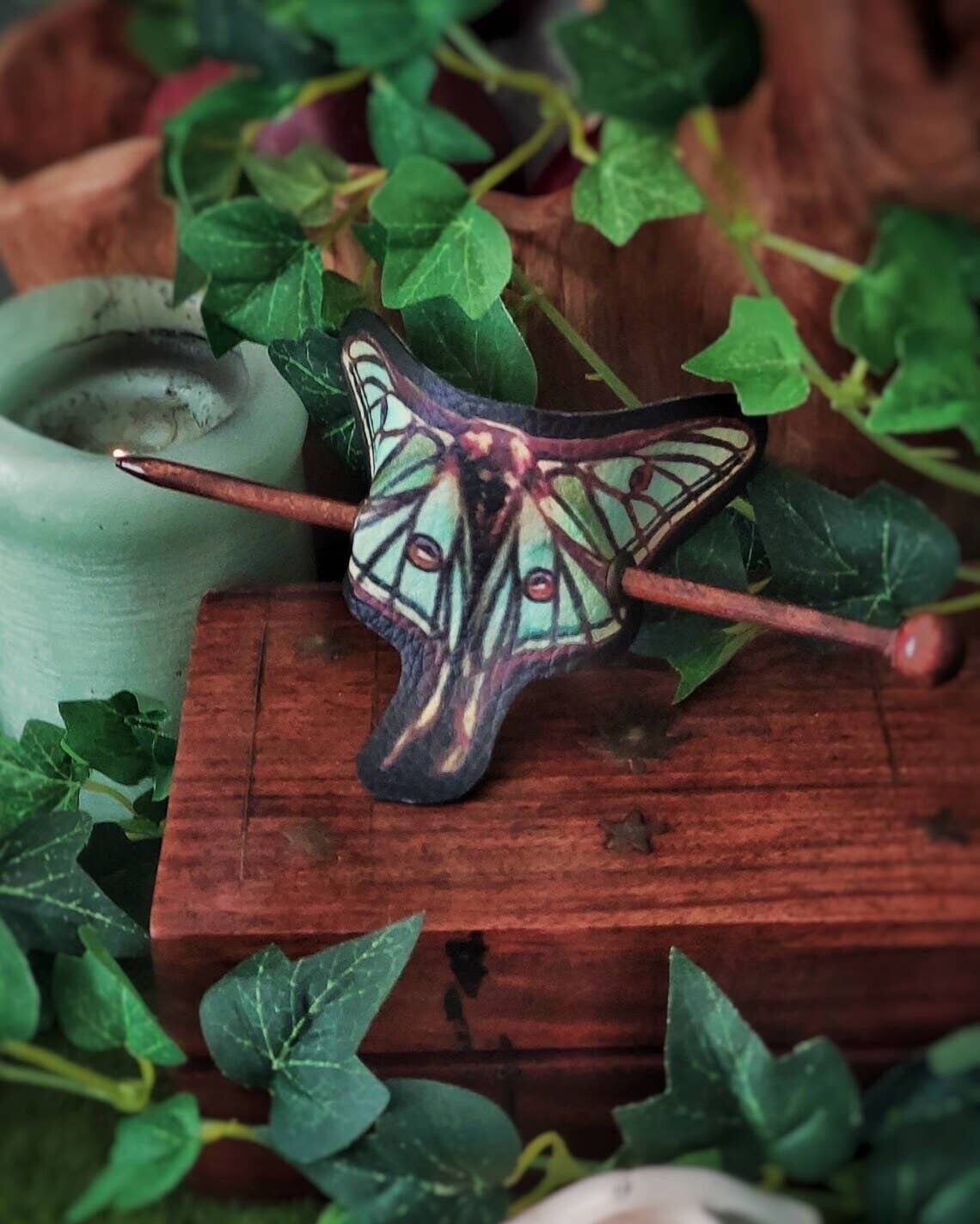 Motte Spanische Luna Haarspange aus veganem Leder Herbstlich skurriles Accessoire Kopfstück Woodland Cottagecore