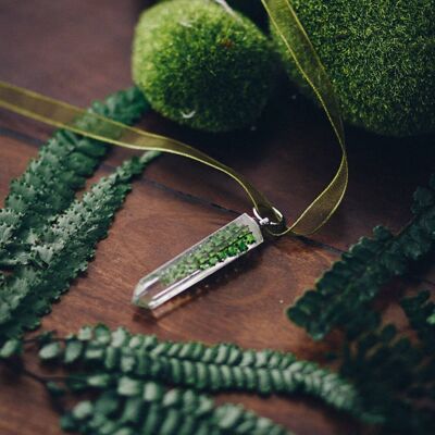Farn Halskette Harz Halskette Anhänger roher Kristallpunkt Quarzform im grünen gepressten Blumenschmuck