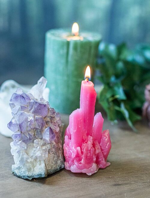 Vela de cristal rosa con forma de geoda de amatista y aroma de té verde__