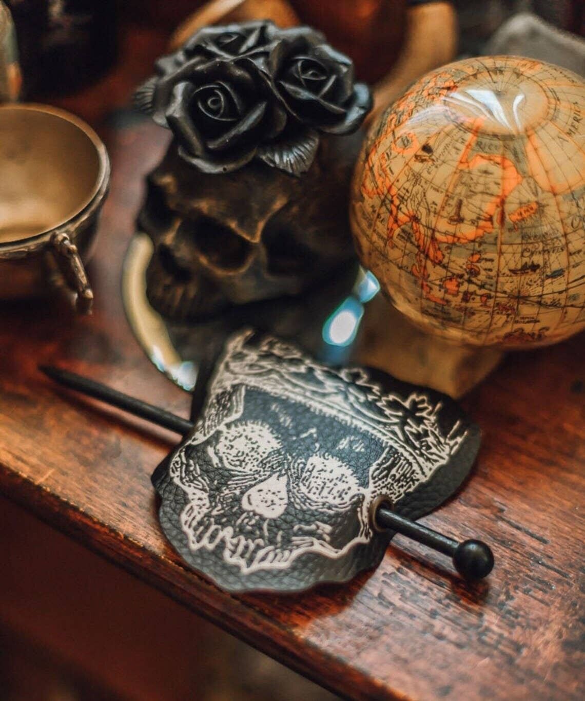 Fermaglio per capelli con teschio in pelle vegana Raccapricciante gotico Accessorio per capelli Copricapo Halloween Horror spettrale vittoriano