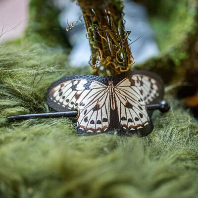Nymph Butterfly weiße und schwarze Haarspange aus veganem Leder Herbstliches skurriles Accessoire-Kopfstück Woodland Cottagecore