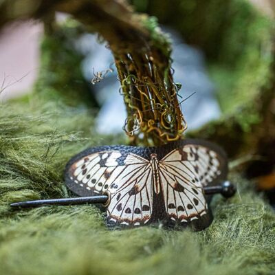 Ninfa mariposa pasador de pelo blanco y negro en cuero vegano otoño caprichoso accesorio cabeza pieza Woodland Cottagecore