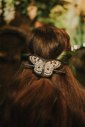 Nymphe papillon blanc et noir Hair Barrette en cuir végétalien automne fantaisiste accessoire tête pièce woodland cottagecore 2