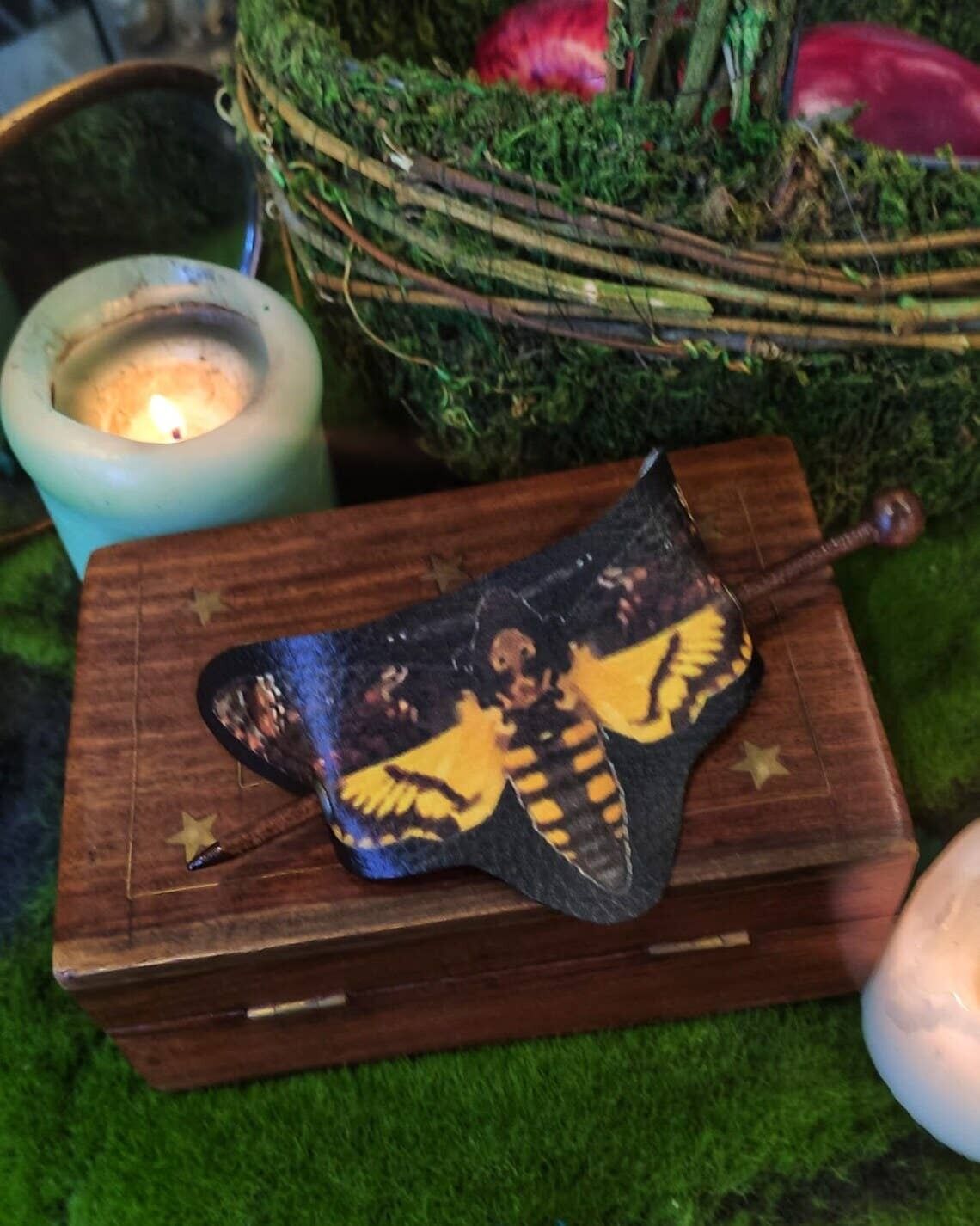 Testa di Morte Falena Broche para el cabello marrón amarillo Cuero vegano__