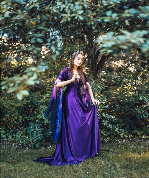 Disfraz de bruja nebulosa púrpura vestido medieval de terciopelo celeste__