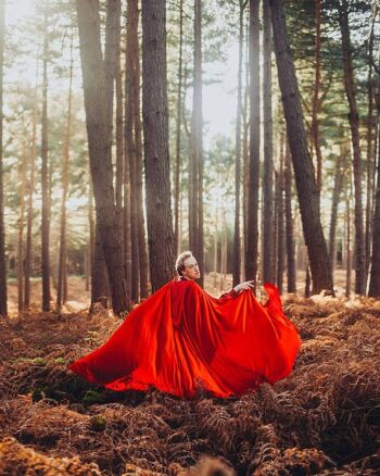 Chaperon rouge stretch velours Cape Costume Cape Fairytale Fantasy Cape en rouge vif EN VENTE 3