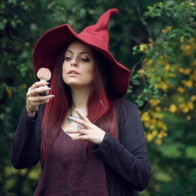 Chapeau de sorcière rouge sorcier laine magique feutre sorcellerie sombre université