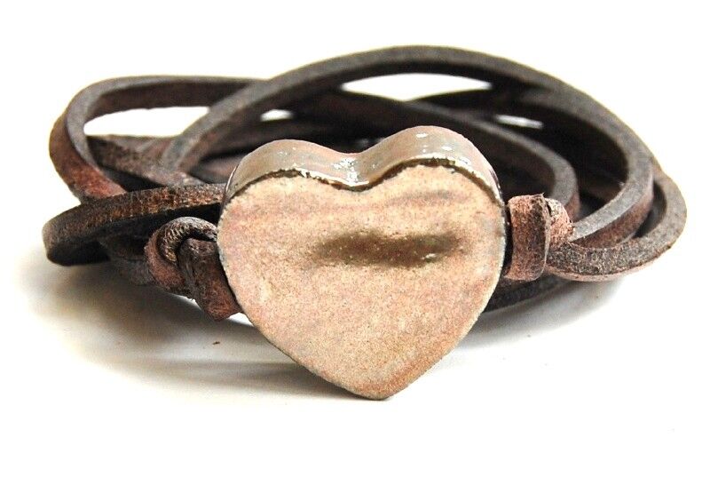 Bracciale in pelle con cuore in ceramica oro scuro