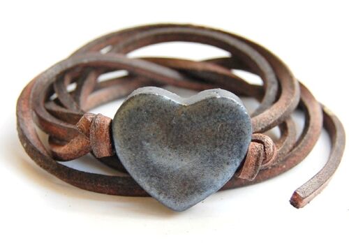 Bracelet leather with oily black ceramic heart