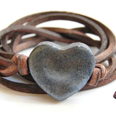 Bracelet cuir avec coeur en céramique noire huileuse