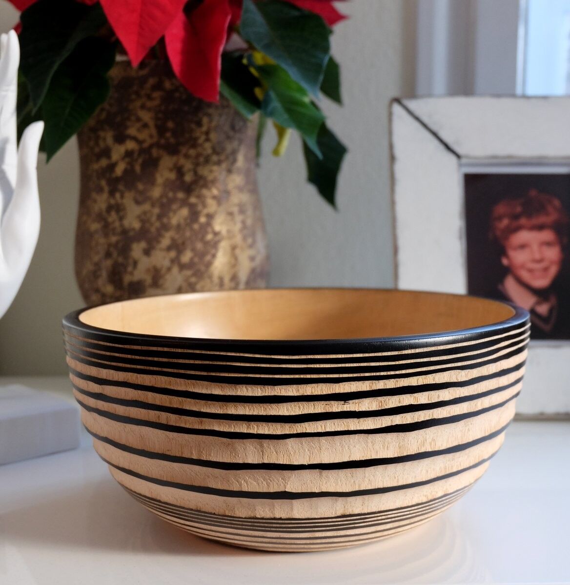 Ciotola in legno, fruttiera, insalatiera, modello Tribal in nero-natura, L (Øxh) 25cm x 10,5cm