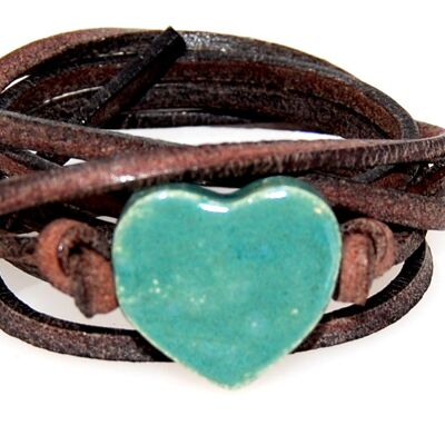 Pulsera de cuero con corazón de cerámica verde oscuro.