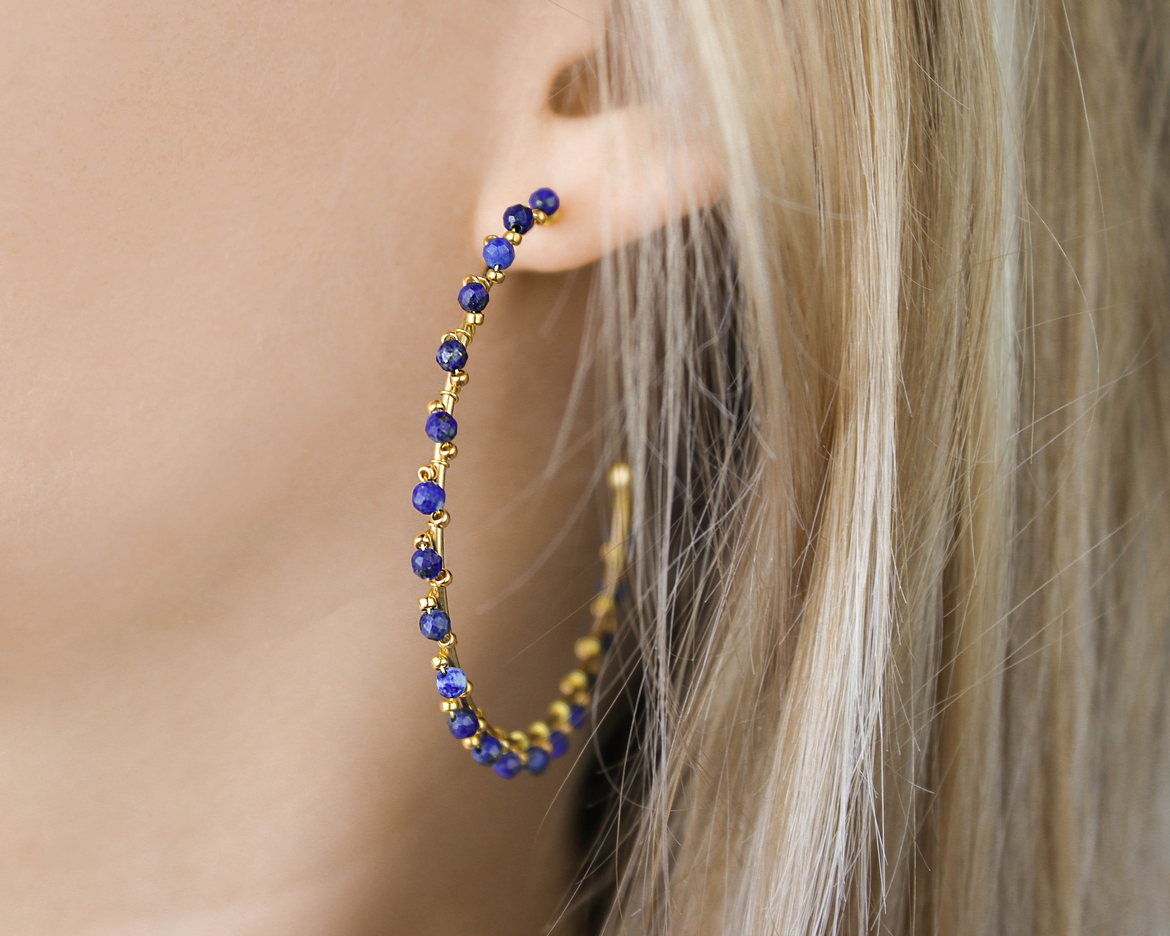 Grandi cerchi in acciaio inox dorato e pietre di lapislazzuli naturali