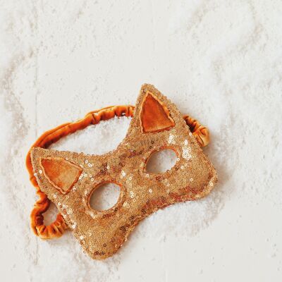 Máscara de gato con lentejuelas doradas