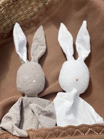 Doudou Lapin en Mousseline - Broderie Sable 2