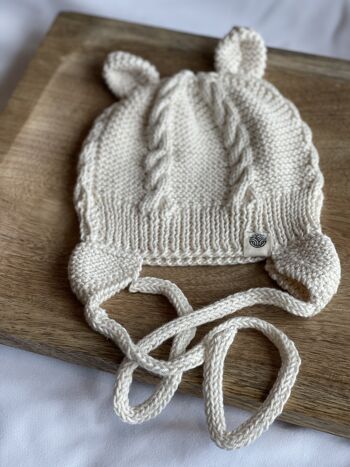Bonnet nouveau-né tricot coton bio fait main avec oreilles blanc crème 1