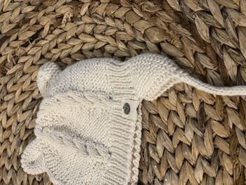 Bonnet nouveau-né tricot coton bio fait main avec oreilles blanc crème 3