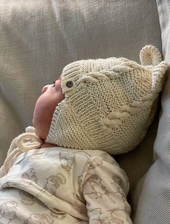 Bonnet nouveau-né tricot coton bio fait main avec oreilles blanc crème 4