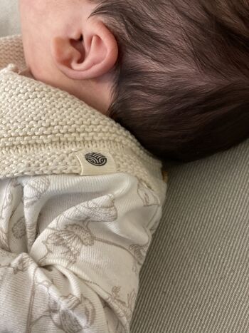 Foulard bavoir pour bébé en coton bio tricoté à la main 4