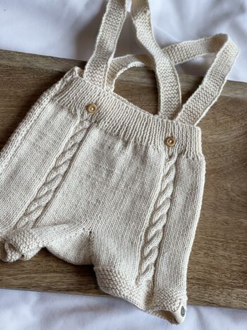 Salopette bébé en coton bio tricoté à la main 2