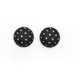 Orecchini a clip con bottone ricoperti in tessuto a pois neri fatti a mano