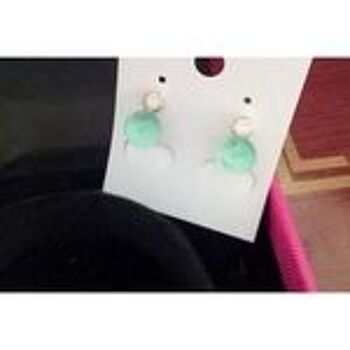 Perle verte avec clip d'opale simulée sur boucles d'oreilles 3