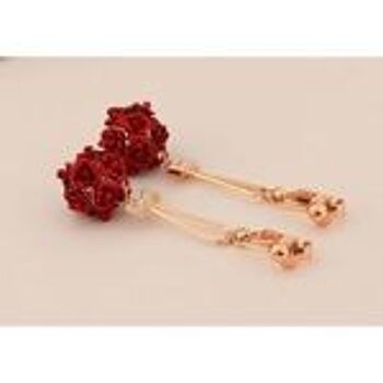 Boucles d'oreilles dorées à clip avec roses rouges et nœud en strass 2