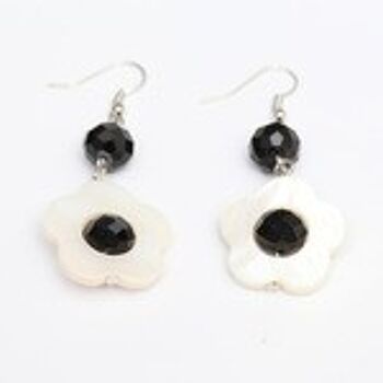 Boucles d'oreilles pendantes faites à la main avec fleur de coquillage blanc et perles de verre noires 2