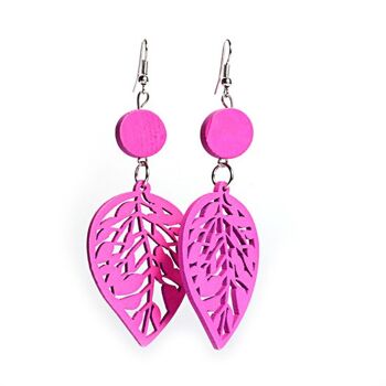 Boucles d'oreilles pendantes en bois avec feuilles découpées fuchsia