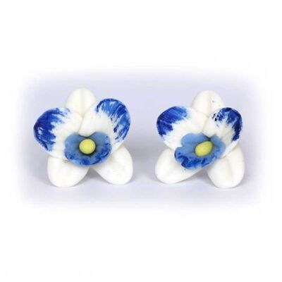 Weiß-dunkelblaue Orchideen Ohrstecker aus Polymer Clay