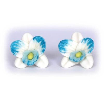 Weiß-blaue Orchideen Ohrstecker aus Polymer Clay