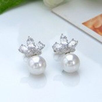 Boucles d'Oreilles Perle Simulé Plaqué Or Blanc avec Couronne de Cristal CZ 4