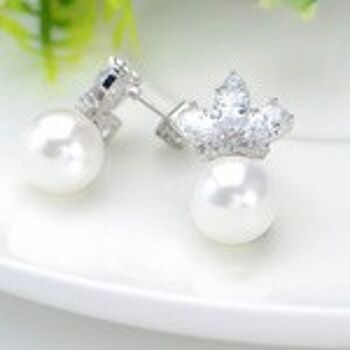 Boucles d'Oreilles Perle Simulé Plaqué Or Blanc avec Couronne de Cristal CZ 5
