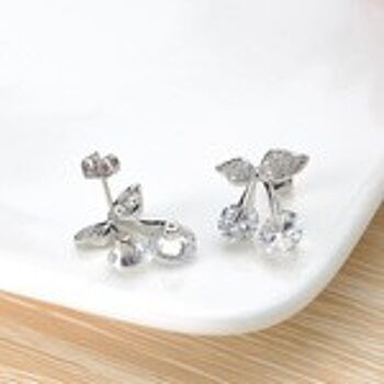 Boucles d'Oreilles Cerises CZ Diamant Simulé Plaqué Or Blanc avec Feuille de Cristal Pave 4