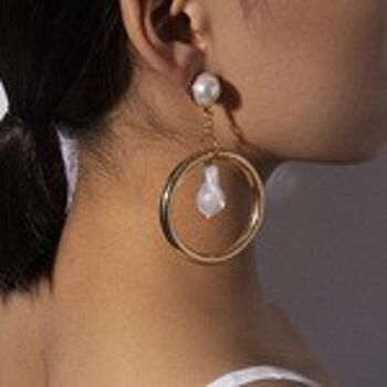Boucles d'oreilles créoles dorées avec perles baroques 3