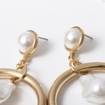 Boucles d'oreilles créoles dorées avec perles baroques 6