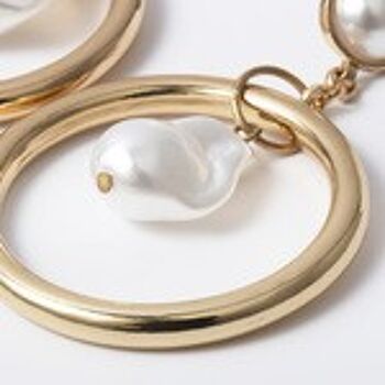 Boucles d'oreilles créoles dorées avec perles baroques 7