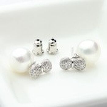 Adorable perle ronde plaquée or blanc avec pavé de cristaux de zircon cubique Boucles d'oreilles à tige avec nœud 4