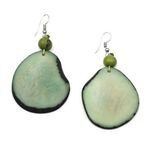 Pendants d'oreilles tranche de tagua vert clair et perle d'açaï